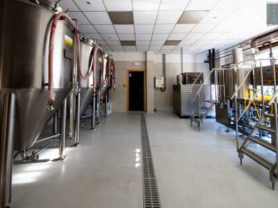 Lucio ci accompagna verso l�area di produzione per raccontarci i segreti di una buona birra artigianale...